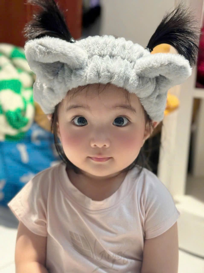 Vẻ đáng yêu của Lisa nhà Khánh Thi - Phan Hiển gây sốt