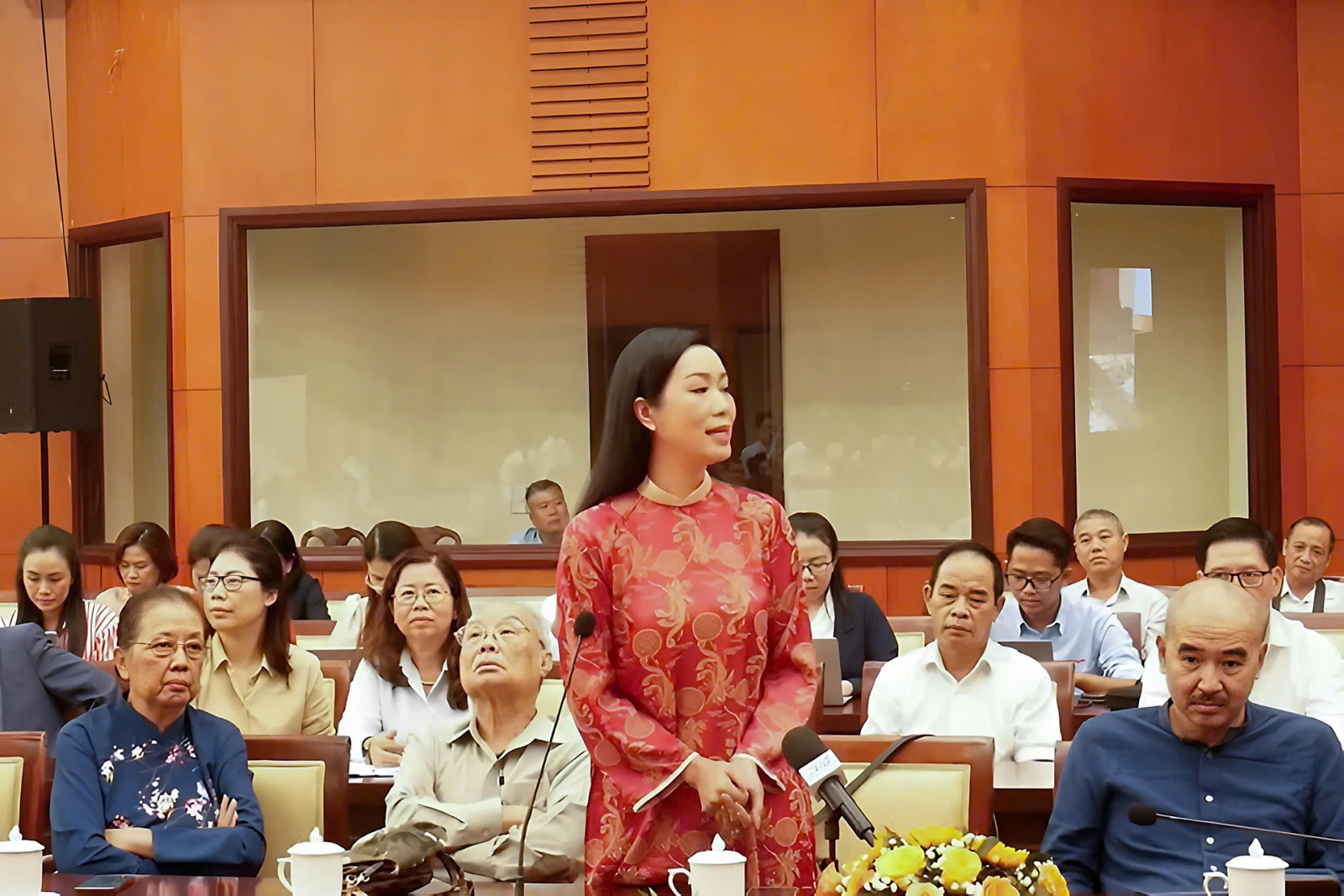 NSND Trịnh Kim Chi, hoa hậu Thùy Tiên, HIEUTHUHAI gặp gỡ lãnh đạo TPHCM