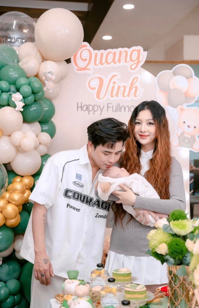 Vợ chồng Hồ Quang Hiếu mừng đầy tháng con trai ở biệt thự 300 m2